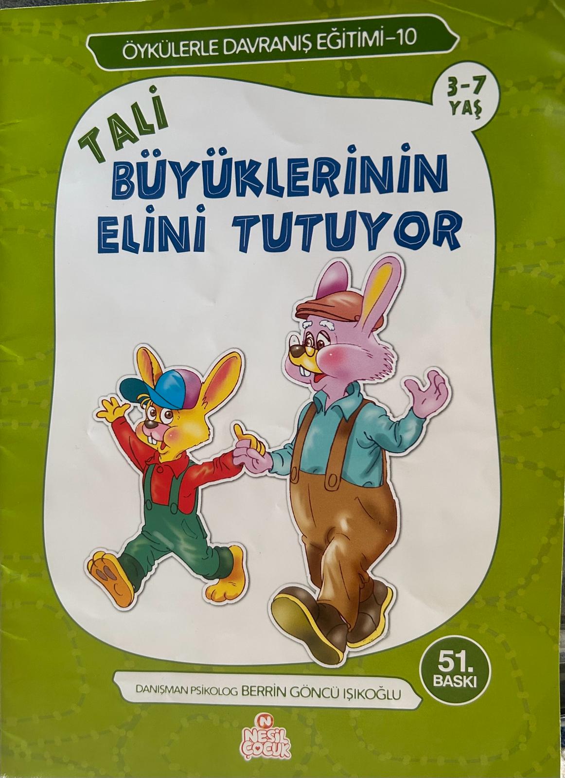 Tali Büyüklerinin Elini Tutuyor